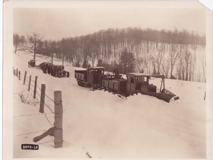 http://www.badgoat.net/Old Snow Plow Equipment/Trucks/Linn Tractor/Linn Tractors/GW719H539-10.jpg